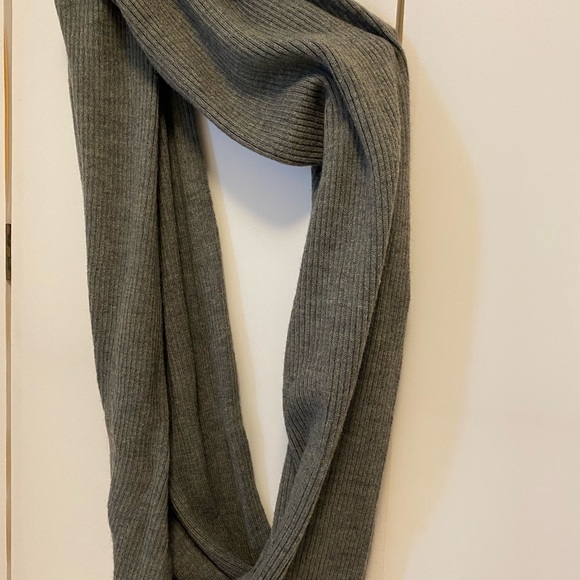 H&M Infinity Gray Scarf 🧣 Soft, Stretchable, and Warm in Ribbed Patterns🧣 - Picture 2 of 11